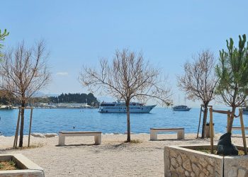 Ovi se brodovi sidre blizu splitske plaže