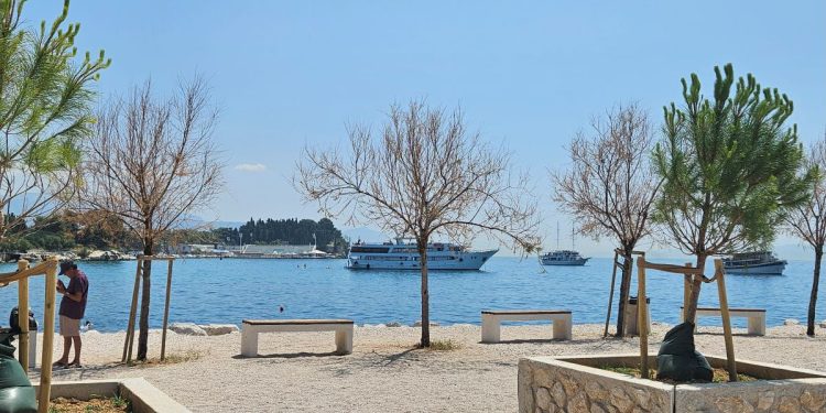 Ovi se brodovi sidre blizu splitske plaže