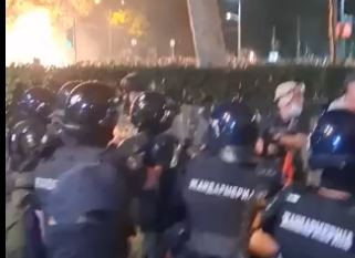 ‘Ovo je kraj izdajničke vlasti’: Žestoki sukobi u Beogradu, više ozlijeđenih