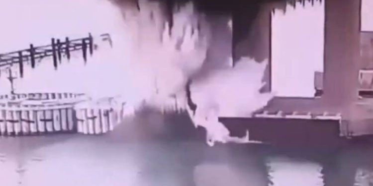 PODVODNI EKSPLOZIV Ukrajinci minirali Krimski most sa 1100 kg eksploziva