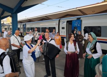 PONOVNO POVEZIVANJE Prvi turistički vlak krenuo iz Sarajeva za Ploče