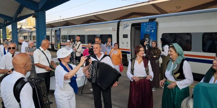 PONOVNO POVEZIVANJE Prvi turistički vlak krenuo iz Sarajeva za Ploče