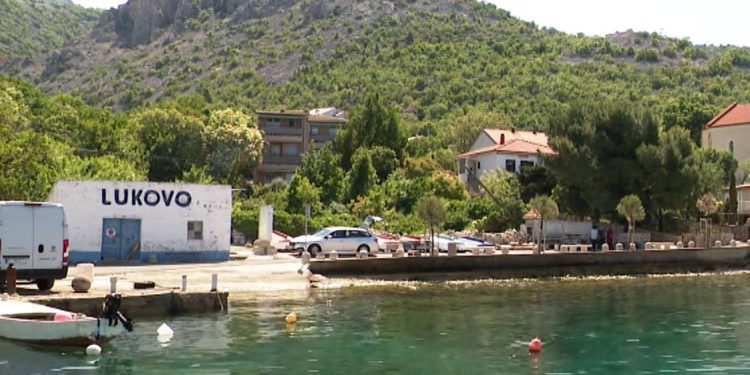 PROPADAJU RIVA I RIBARSKE KUĆICE U malom mjestu ispod Velebita svi stanovnici stanu u