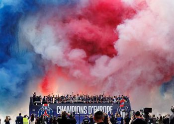 PSG -ova parada Lige prvaka postaje gadna: Navijači se sukobljavaju s nerednim policijom u kaotičnijim scenama dok Emmanuel Macron osuđuje nasilje koje je dvije osobe ostavilo mrtve, a stotine ozlijeđenih