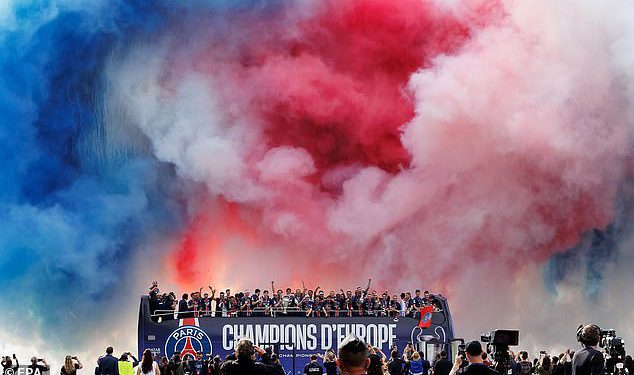 PSG -ova parada Lige prvaka postaje gadna: Navijači se sukobljavaju s nerednim policijom u kaotičnijim scenama dok Emmanuel Macron osuđuje nasilje koje je dvije osobe ostavilo mrtve, a stotine ozlijeđenih