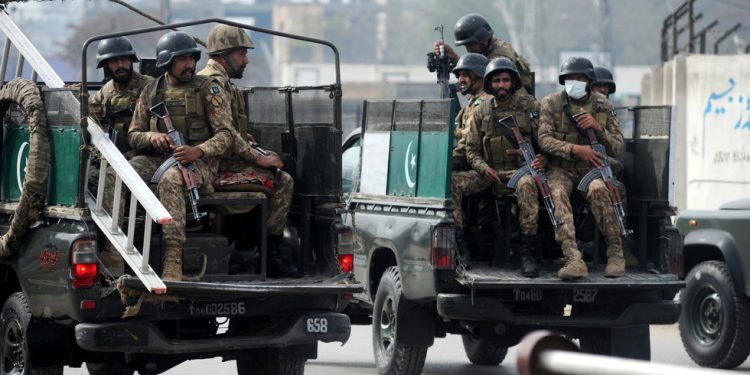 Pakistanski vojnici ubijeni u samoubilačkom napadu – RT World News