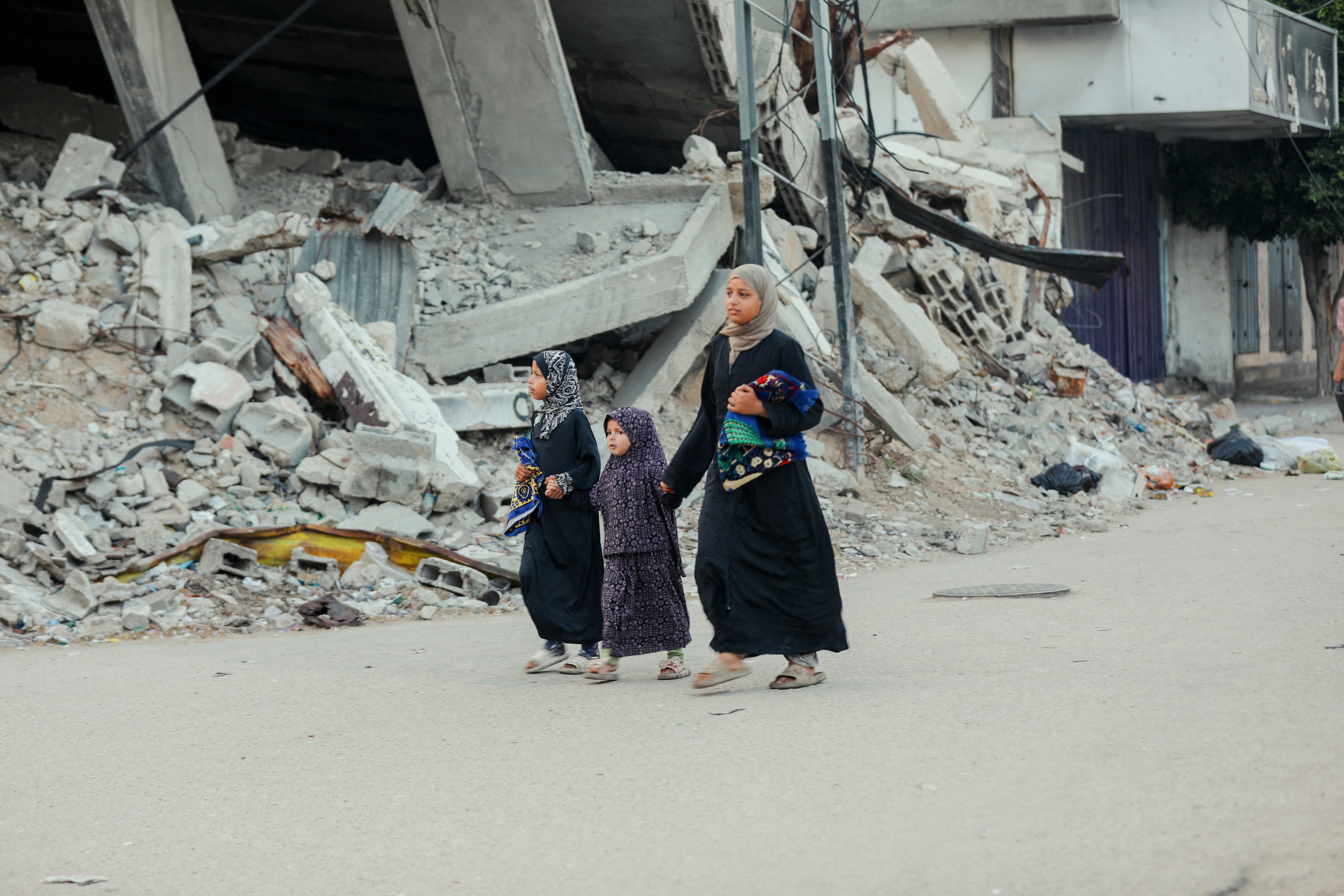 Palestinci se okupljaju kako bi obavljali Eid molitve usred ruševina uništenih zgrada u Gazi