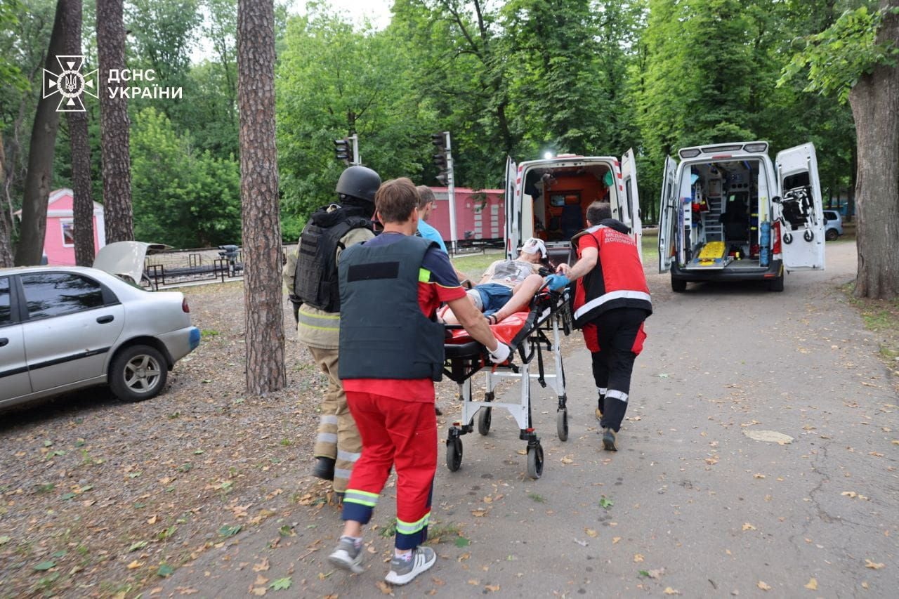 Paramedicini prevoze stanovnika u hitnu pomoć nakon što je ranjena tijekom ruskog zračnog udara