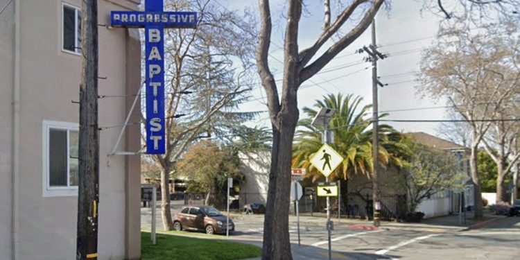 Pastor je ukrao 200.000 dolara iz crkve dok je osnivač ležao i potrošio ga na letove i novi dom