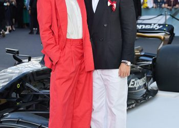 Patrick Schwarzenegger i Abby Champion gledaju svaki centimetar Power par u koordinaciji odijela Tommy Hilfiger na F1: The Film Europska premijera