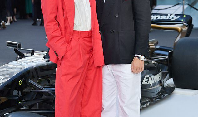 Patrick Schwarzenegger i Abby Champion gledaju svaki centimetar Power par u koordinaciji odijela Tommy Hilfiger na F1: The Film Europska premijera