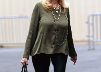 Playboy Vet sa slavnom karijerom na ekranu korača za rijetki izlet u LA -u … Možete li pogoditi koga?