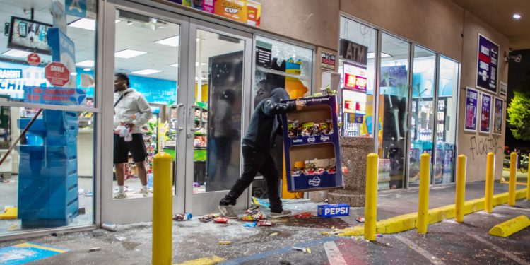 Ploboti u LA -u ciljaju na gradsku četvrt nakita jer su policajci zaokupljeni ICE prosvjedima