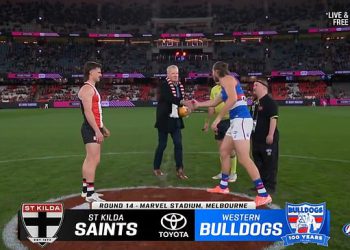 Pogledajte bizaran trenutak koji obožavatelj Footy čini nezamislivo dok izvodi bacanje novčića na AFL utakmici