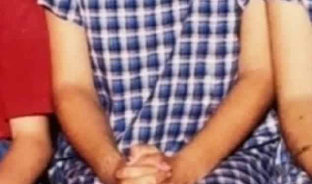 Pogodite tko! Popularna oženjena na prvom vidiku zvijezda izgleda neprepoznatljivo na fotografiji osnovne škole