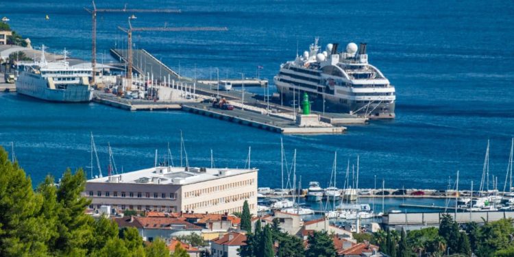 Pojačan promet prema Braču: Uvedena dodatna večernja putovanja trajektom iz Splita