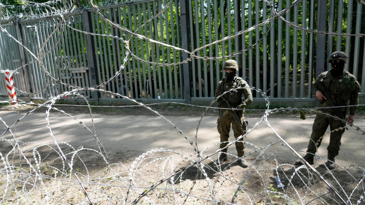 Poljske trupe čuvaju granicu metalne barijere s Bjelorusijom, u šumi Bialowieza, u srijedu, 29. svibnja 2024. godine. Poljska kaže da su susjedna Bjelorusija i njezin glavni pristalica Rusija iza svegnog guranja migranata u Bjelorusiji prema Europskoj uniji.