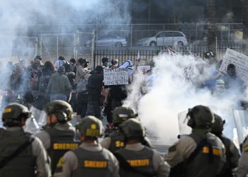 Policija raspoređuje suzavac kao prosvjednici “bez kraljeva” okupljaju se protiv Trumpa | Vijesti