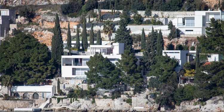 Porez na nekretnine susjede zasad nije pokolebao, no cijene bi mogle ohladiti tržište