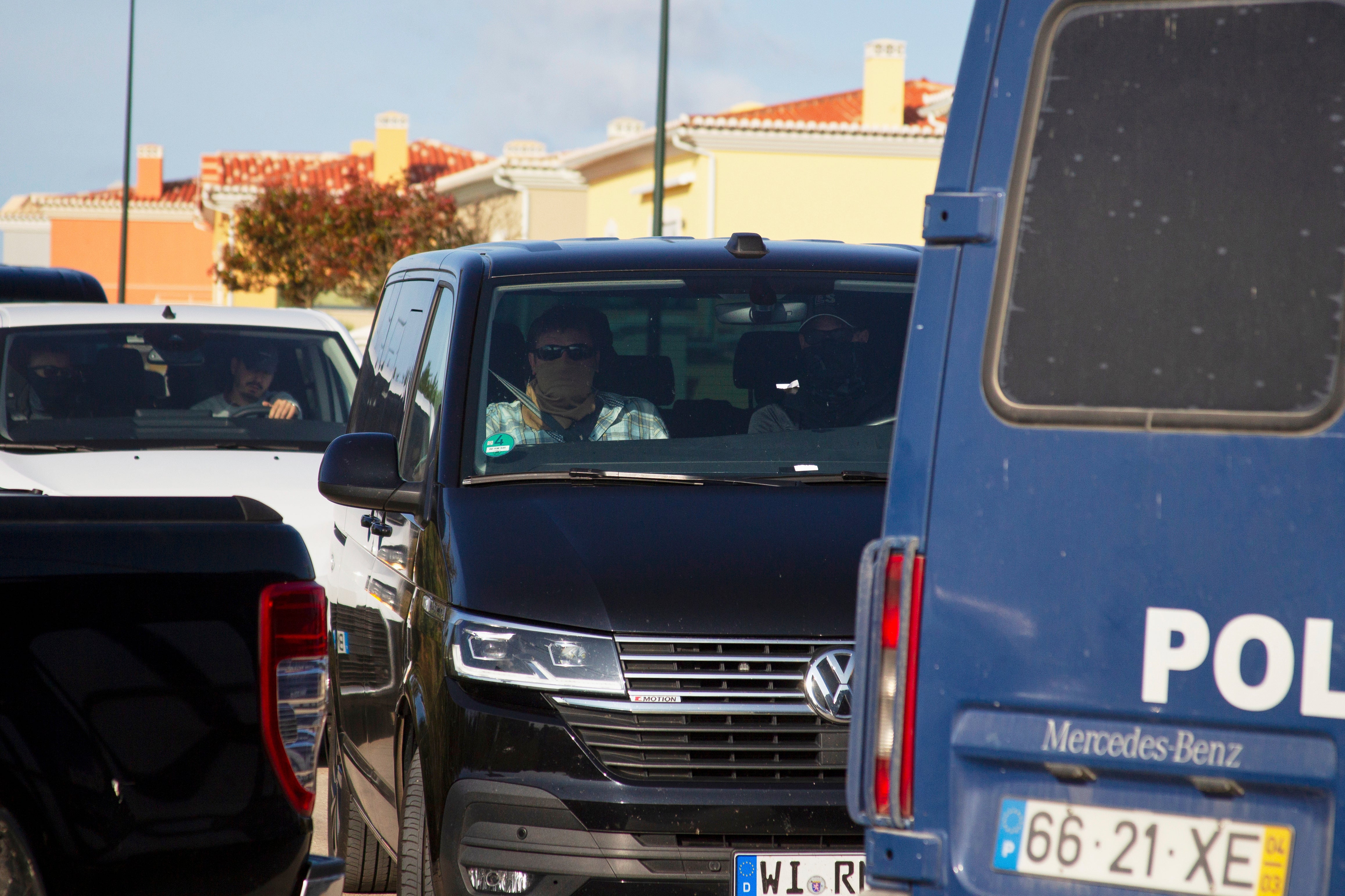 Konvoj vozila njemačke policije koji istražuje nestanak britanskog djeteta iz 2007. godine Madeleine McCann stiže provesti pretrage u blizini Lagosa u južnom Portugalu