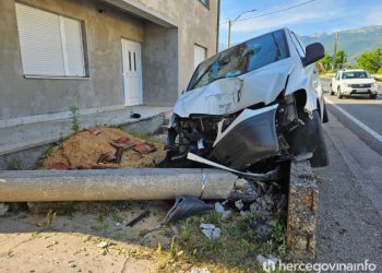 Potoci kod Mostara: Teretno vozilo sletjelo s ceste i srušio stub elektroprivrede, oštećen i krov kuće