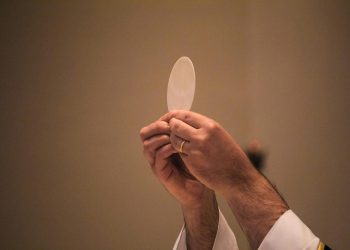 Potresan video uoči Tijelova obilazi svijet: Svećenik i vjernici u suzama zbog hostije