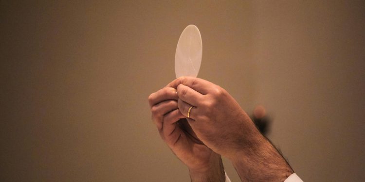 Potresan video uoči Tijelova obilazi svijet: Svećenik i vjernici u suzama zbog hostije