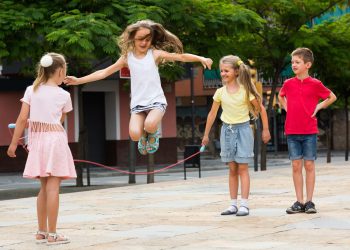 Povratak igrama djetinjstva: laštik, školice, potezanje konopa vraćaju se na dalmatinske ulice ovoga ljeta
