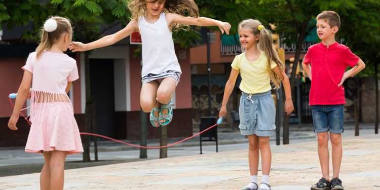Povratak igrama djetinjstva: laštik, školice, potezanje konopa vraćaju se na dalmatinske ulice ovoga ljeta