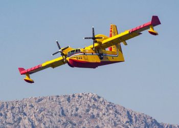 Požar na Hvaru: Gori makija i borova šuma, na terenu vatrogasci i kanader!