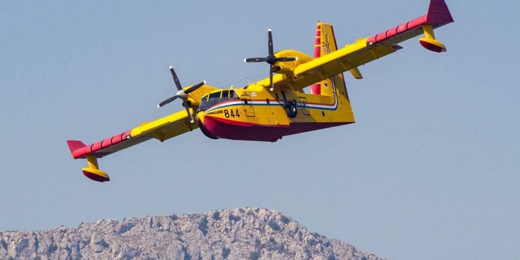 Požar na Hvaru: Gori makija i borova šuma, na terenu vatrogasci i kanader!