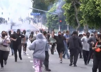 Požari eruptiraju u ulicama dok se protesti protiv leda nastavljaju u LA | Vijesti
