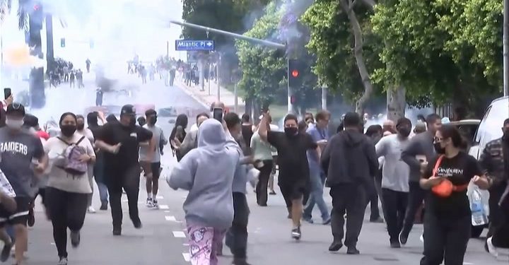 Požari eruptiraju u ulicama dok se protesti protiv leda nastavljaju u LA | Vijesti