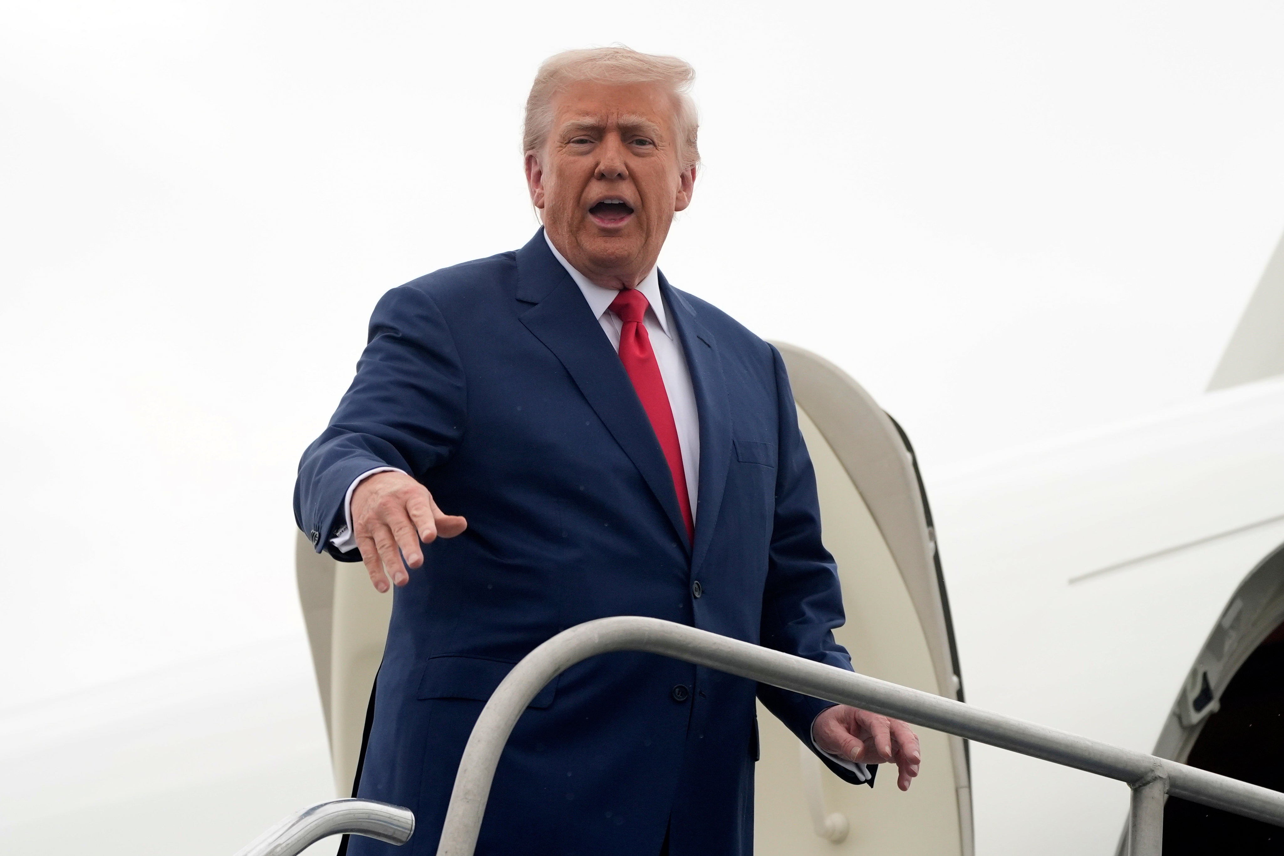 Trump se ukrcao u avion na putu za Camp David