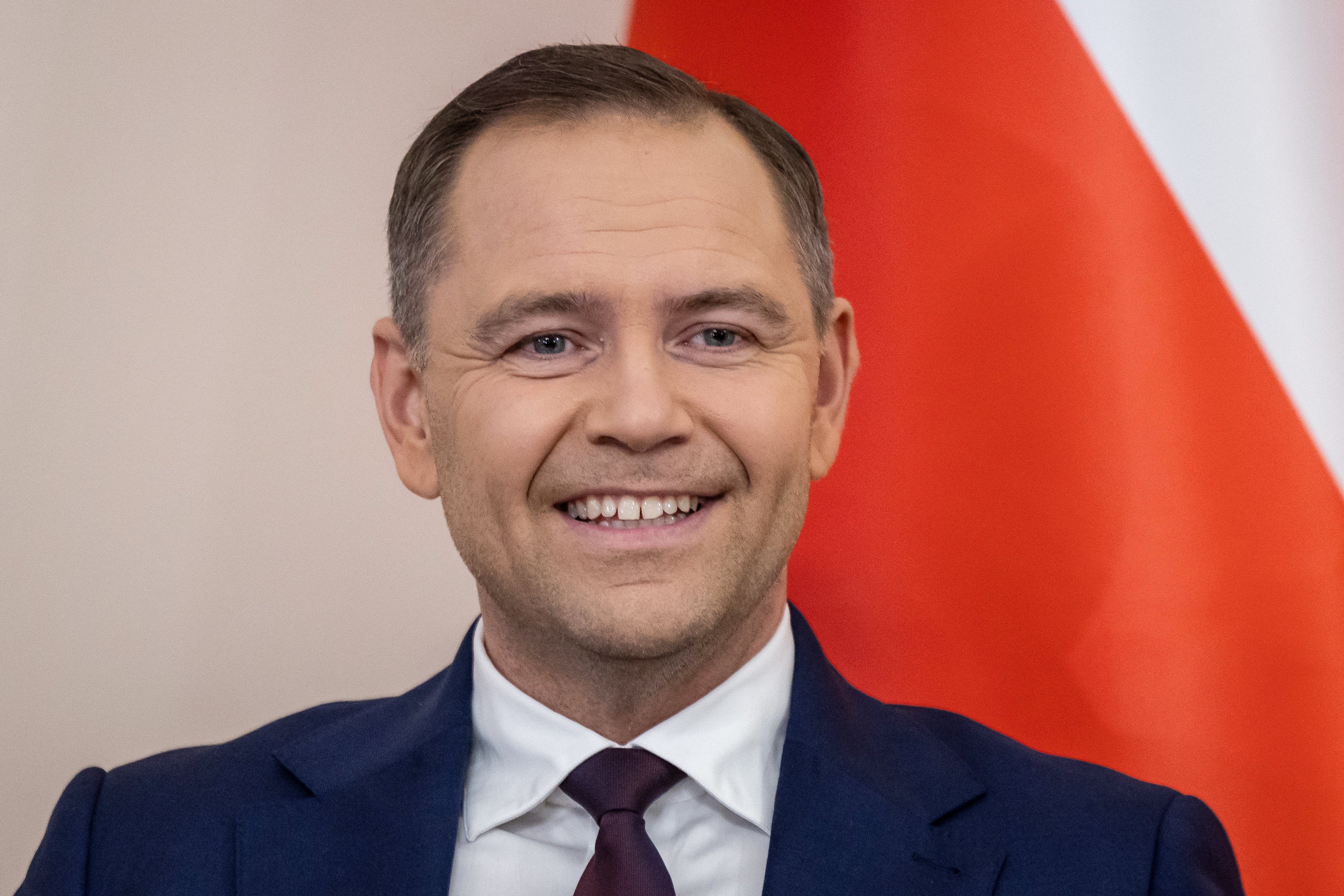 Izabrani predsjednik Karol Nawrocki gleda tijekom svog sastanka s predsjednikom Andrzej Dudom
