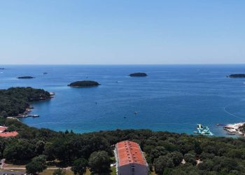 Pretežno sunčano uz jaku do podno Velebita olujnu buru