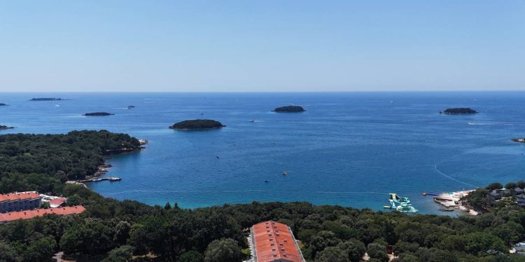 Pretežno sunčano uz jaku do podno Velebita olujnu buru