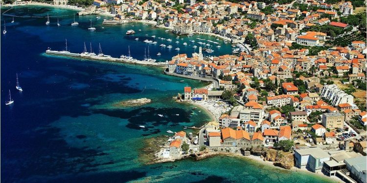 Pričigin u Komiži: Priče nadahnute stihovima Jakše Fiamenga oživjele ljepotu otoka