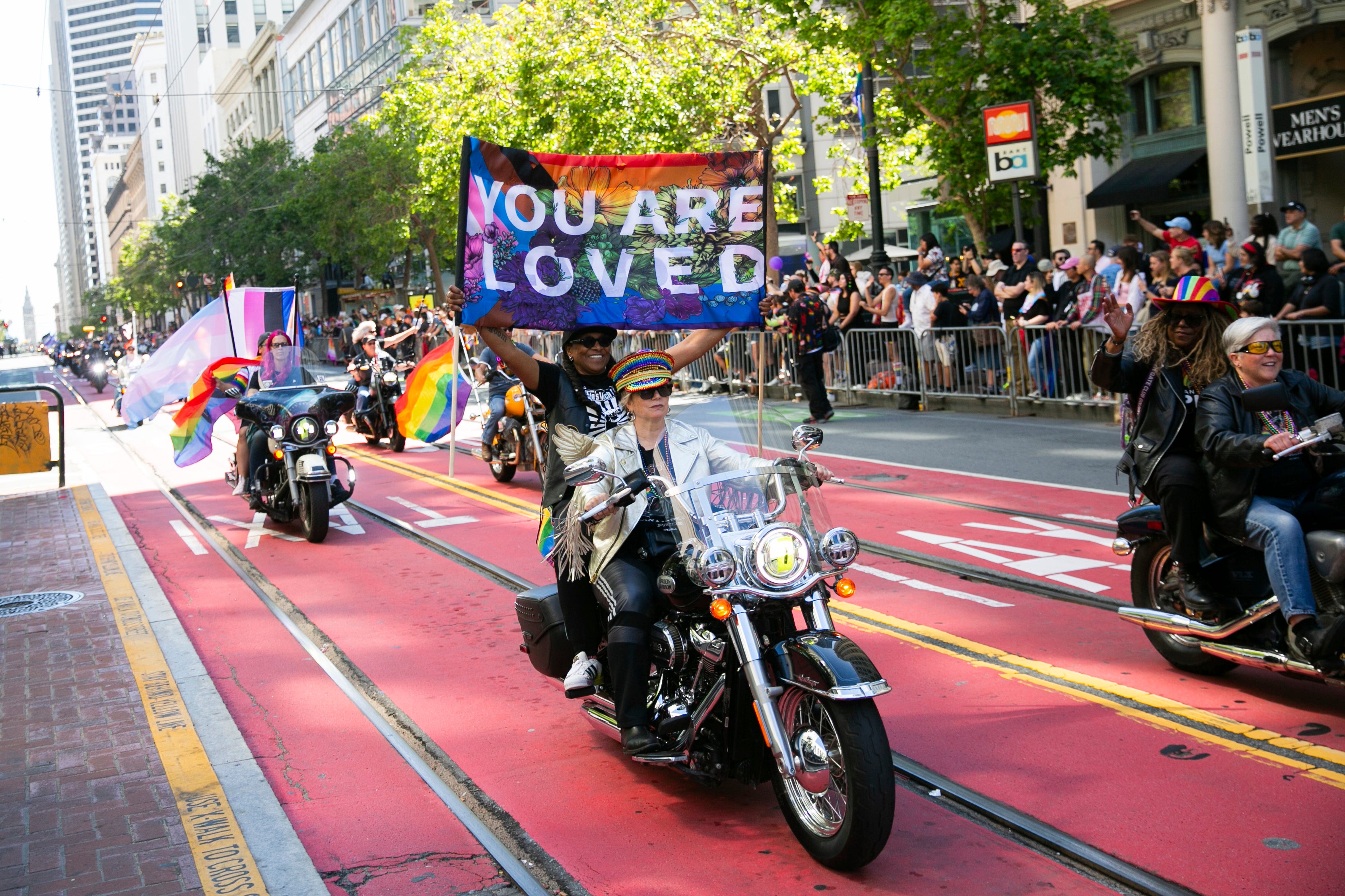 Biciker, centar, voziti motocikl Harley Davidson u godišnjoj paradi Pride u San Franciscu 30. lipnja 2024