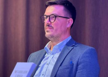 Promocija nove knjige don Josipa Ulića “NE VJERUJEM U BOGA” oduševila Omiš: Knjiga koju se sigurno isplati pročitati ovo ljeto