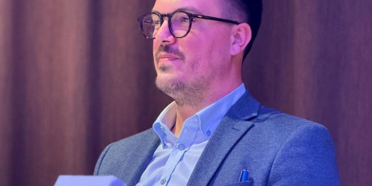 Promocija nove knjige don Josipa Ulića “NE VJERUJEM U BOGA” oduševila Omiš: Knjiga koju se sigurno isplati pročitati ovo ljeto