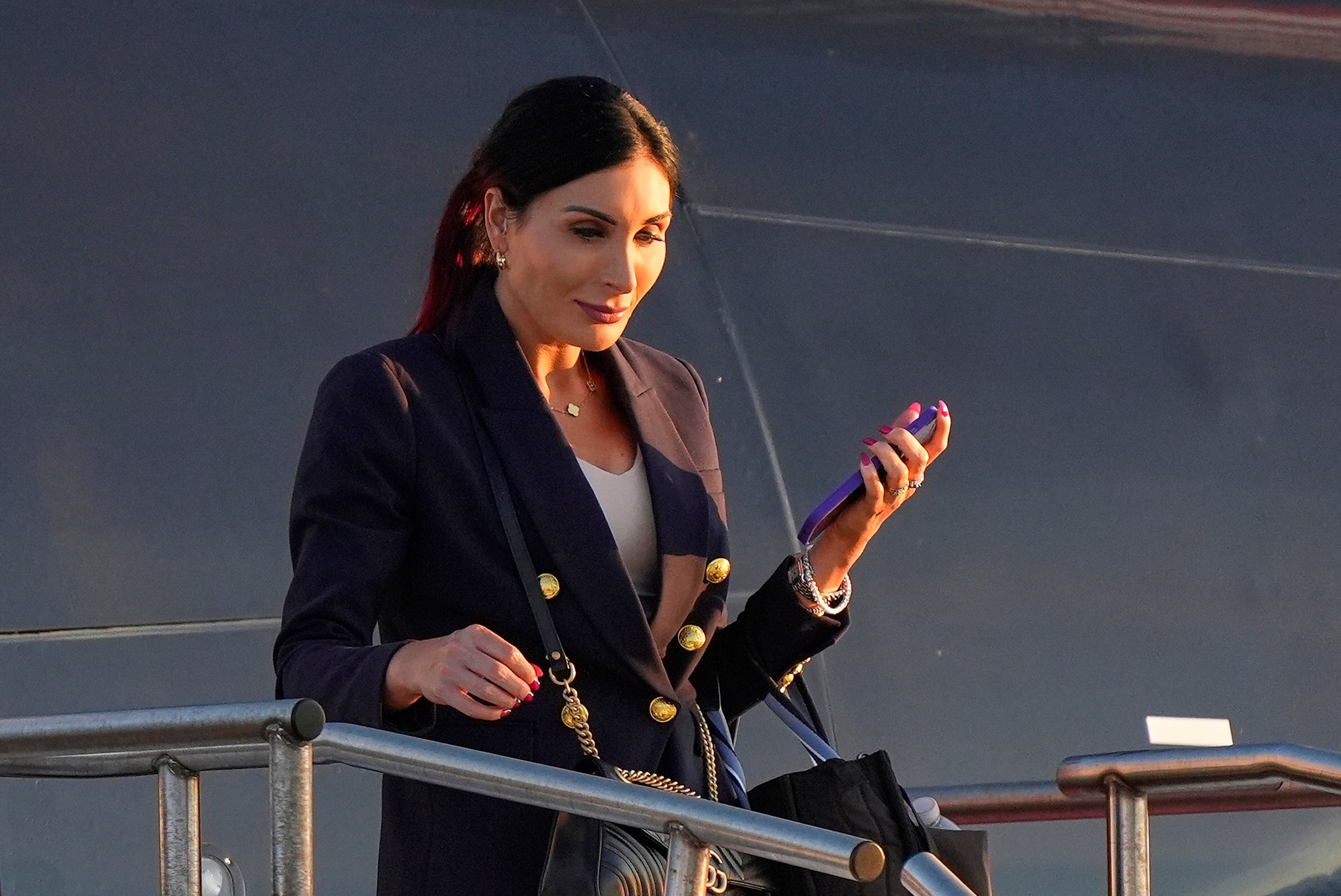 Laura Loomer, prikazana odustajanja od mlaza Donalda Trumpa tijekom izbora 2024. godine, odigrala je ključnu ulogu u pucanju desetaka službenika administracije