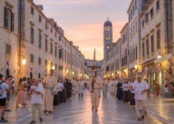 Proslavljena svetkovina Tijelova, velika svečana procesija prošla Stradunom (FOTO)
