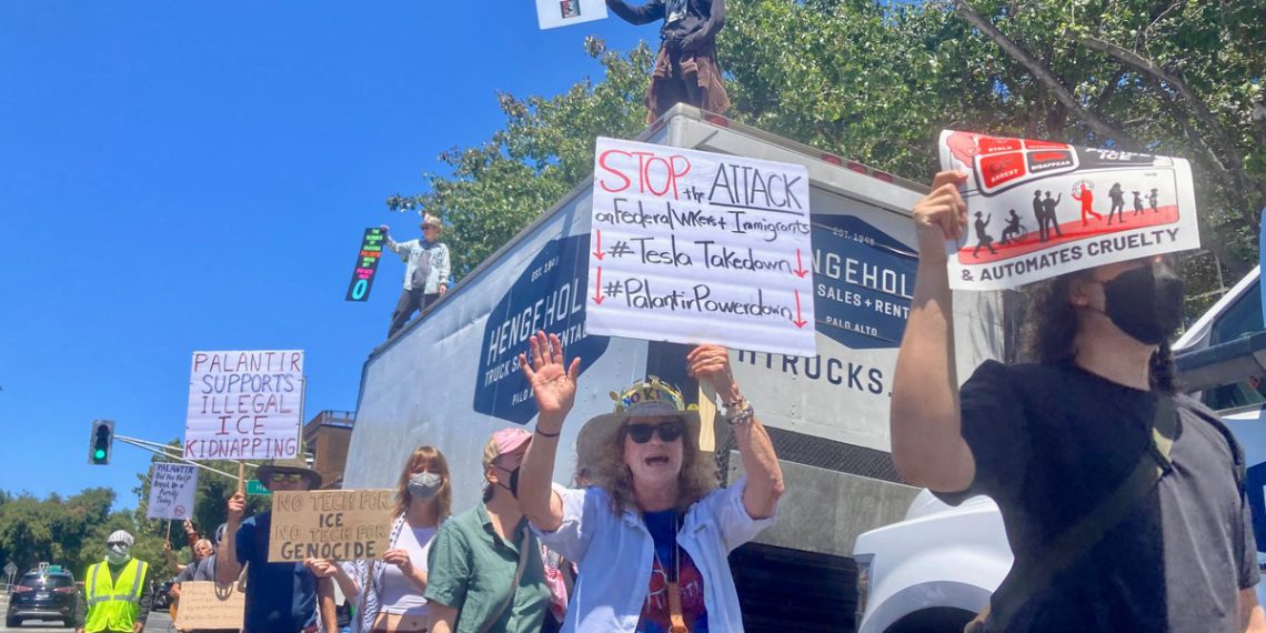 Prosvjednici blokada Palantirove urede koji zahtijevaju okončanje „totalitarnog policijskog nadzora“ jer tehnološka tvrtka pomaže ledenim deportacijama