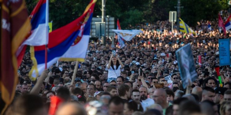 Protiv vladini prosvjednici uspravni barikade u Beogradu (videozapisi)-RT World News