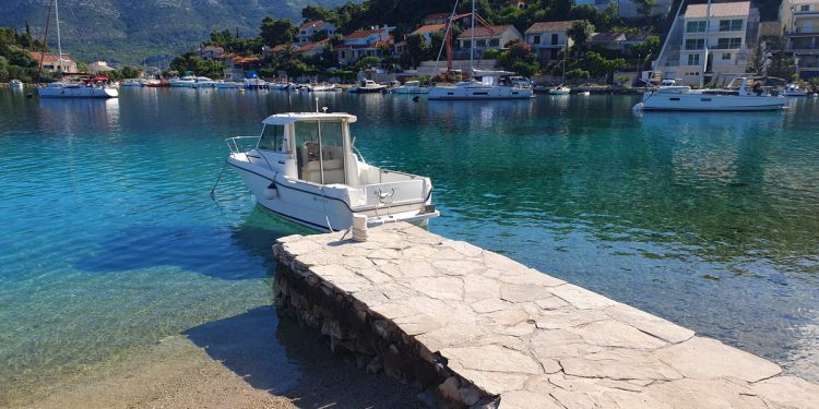 RED NA TERENU: "Nema više privatnih bova i priveza – ŽLU Korčula krenula uvoditi red u luku Žrnovska banja!"