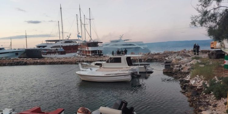 Rano jutros planuo brod u divljoj luci s mini kruzerima Bajnice