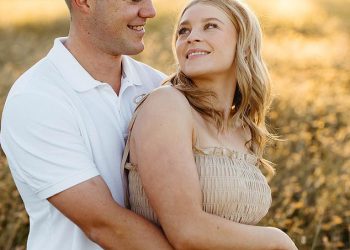 Razbijajući scene na sprovodu za voljenog igrača koji je umro u dobi od samo 23 godine, kao ženu koju će provesti svoj život, donosi srčanu počast