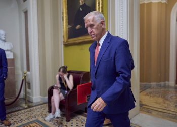 Republikanac Thom Thillis slams DC ‘licemjerje’, jer otkriva da se više neće potrčati usred javnosti pada s Trumpom