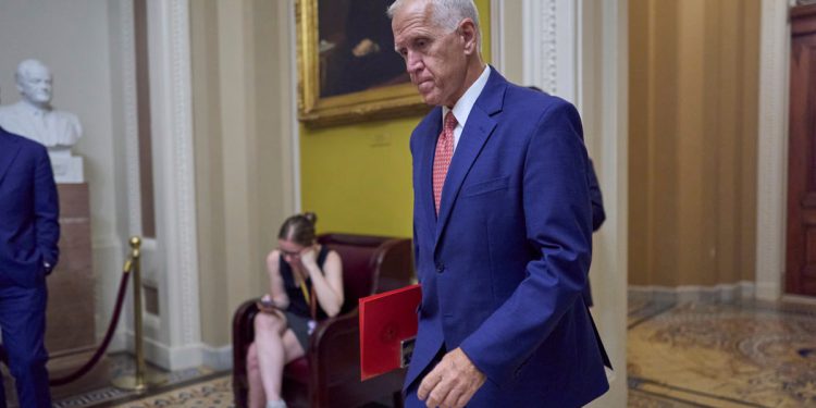Republikanac Thom Thillis slams DC ‘licemjerje’, jer otkriva da se više neće potrčati usred javnosti pada s Trumpom